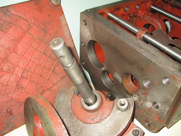 корпус коробки скоростей  1а616 с крышкой рычагами Коробка скоростей токарно-винторезного станка 1А616, задняя бабка, патрон токарный, коробка передач, суппорт 1а616, передняя бабка ит-1м . фартук ит-1м. коробка подач ит-1м. суппорт ит-1м. резцедержатель ит-1м. продольльные поперечные салазки ит-1м.  шпиндельная бабка ит-1м. коробка скоростей ит-1м. суппорт 1а616 ,задняя бабка 1а616. 